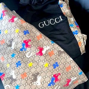 Boutique Gucci shirt with matching legging bottoms